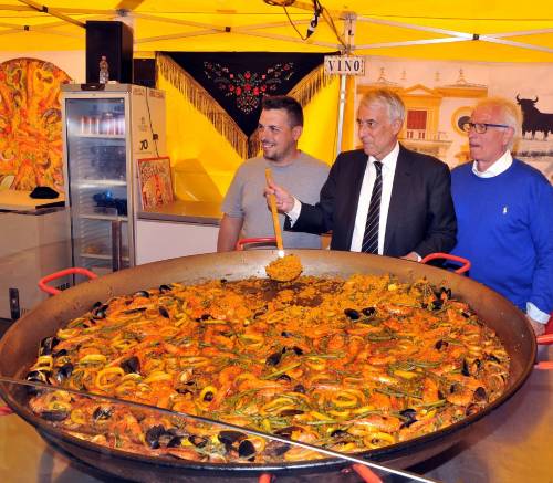 Sagra in piazza Castello «Alla gente non piace? Nun ce ne po' fregà...»