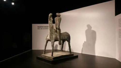 Il Cavaliere di Marino Marini in sella a Malpensa