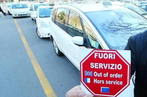 Uber, nuova denuncia: «Picchiato da un tassista»