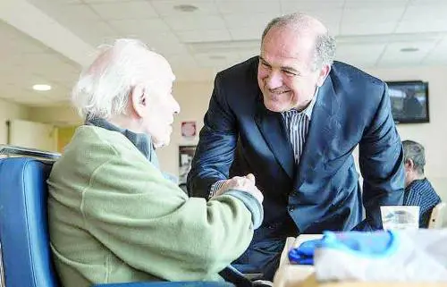 L'abbraccio di Vendola stritola il candidato Pd