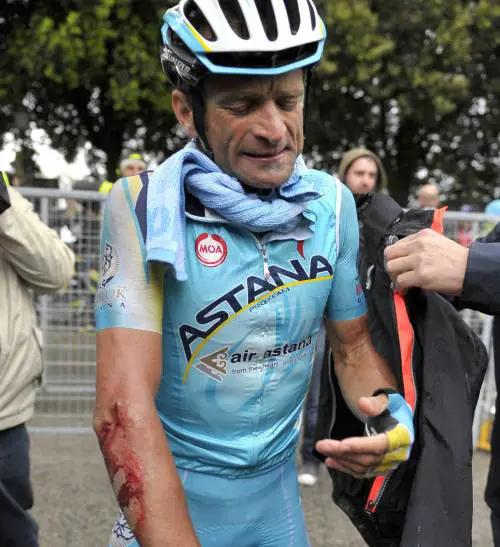 Tutti giù per terra. Nel Giro ecatombe si salva solo Evans