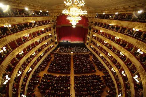 Vanno in scena i pagliacci. Pereira a termine, Scala nel caos