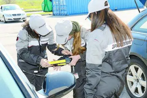 Resta a piedi e prova a rubare un cric: arrestato