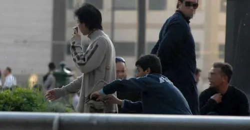 Un baby rom borseggia un turista in stazione Centrale a Milano
