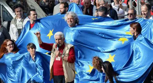 Il delirio del leader M5S: "Io Hitler? No, sono oltre"