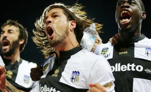 Amauri esulta dopo la doppietta che regala l'Europa al Parma