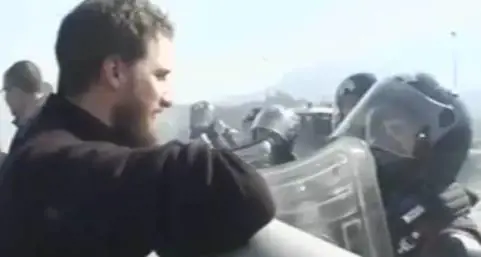 Il faccia a faccia tra il "no Tav" e il carabiniere