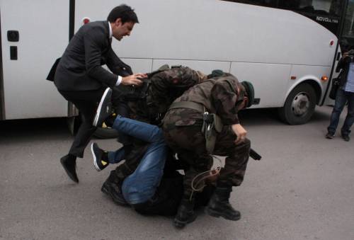 Consigliere di Erdogan prende a calci manifestante