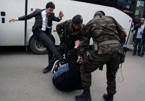 Licenziato consigliere di Erdogan che prese a calci un manifestante