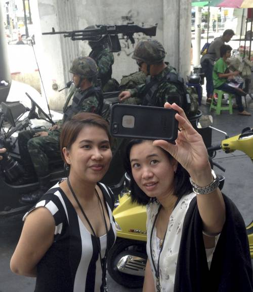 Thailandia, selfie con l'esercito