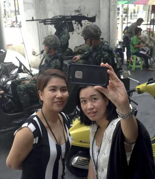 Thailandia, selfie con l'esercito