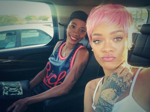 Ennesimo cambio look per Rihanna: ora capelli corti e rosa