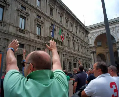Taxi in rivolta, Maran li sfida E il Garante minaccia multe