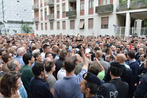 I politici prendono il taxi e bocciano Uber 