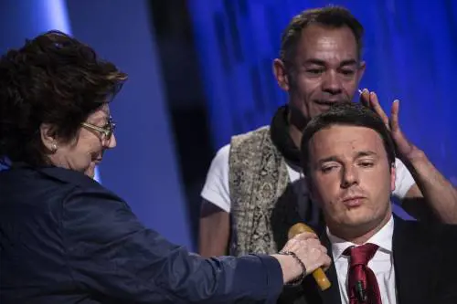 Renzi ha paura e prova l'ultima mossa elettorale: on line il suo reddito e quello della moglie