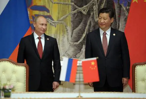 Il leader cinese Xi Jinping e il leader russo Putin durante la cerimonia della firma