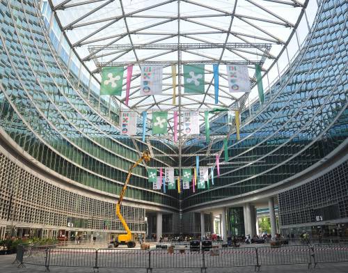 Tutti in fila al casting per attirare turisti in città