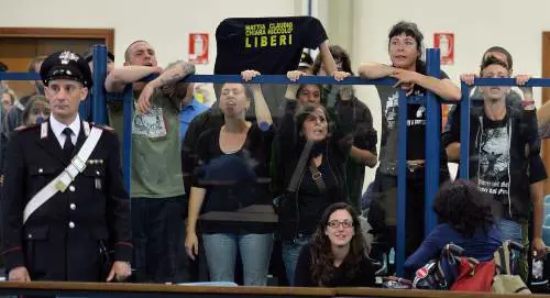 Manifestanti No Tav all'interno dell'aula bunker delle Vallette