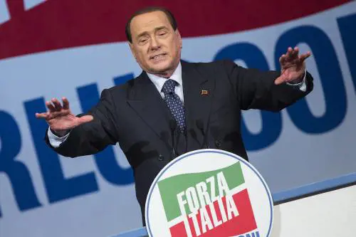 Il Cav inciampa sul palco e scherza: "Colpa della sinistra"