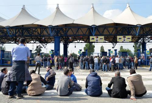 Proteste al Caat di Torino, tre manifestanti investiti
