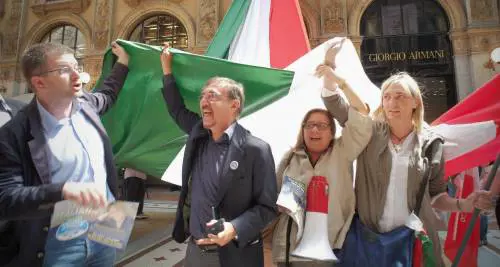 La Russa sorride in Galleria «Siamo oltre il 4 per cento»