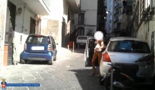 Napoli, ecco la finta cieca che parcheggia la sua auto