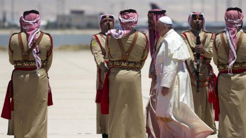 Il picchetto d'onore accoglie papa Francesco all'aeroporto di Amman