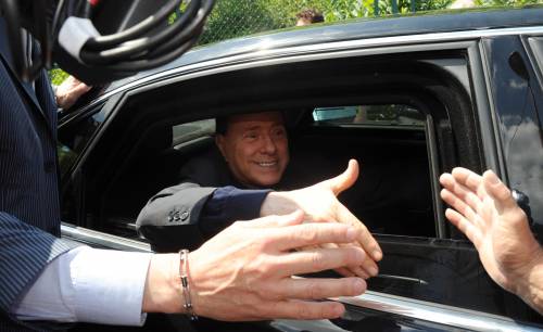 Silvio Berlusconi all'uscita dell'istituto Sacra Famiglia