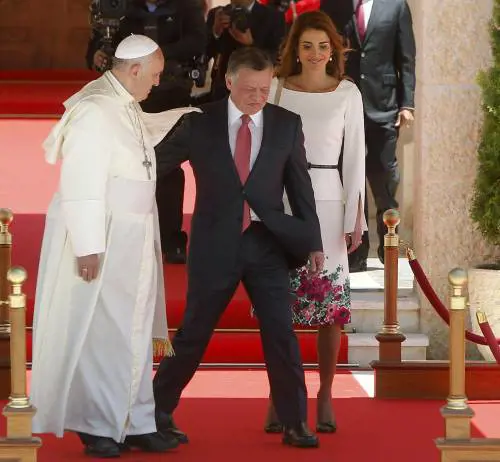 Il Pontefice con il re Abdullah e la moglie Rania