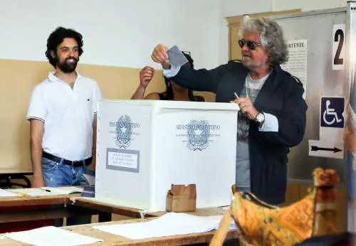 Grillo va a votare al seggio di Sant'Ilario
