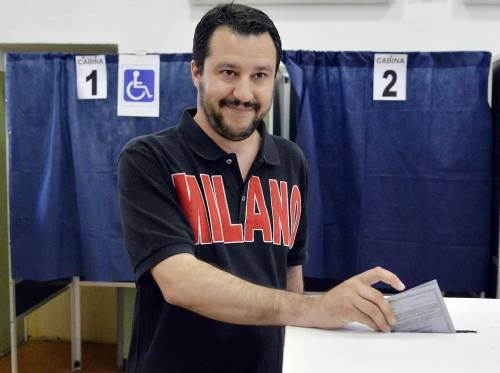 Milano, Salvini va a votare in bermuda 