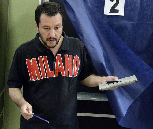 Salvini e il caso tablet Se lo porta anche nella cabina elettorale