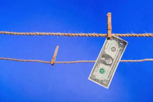 Il dollaro sorpassa l'oro: perché e cosa significa