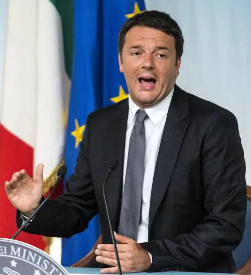 Renzi fa il duro con la Merkel per sistemare il Pd