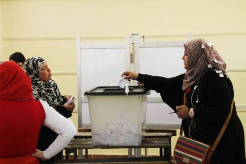Una donna egiziana vota a Shobra