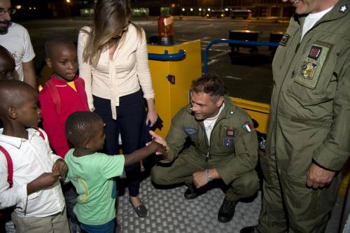 I bimbi congolesi con i piloti dell'Aeronautica e il ministro Boschi