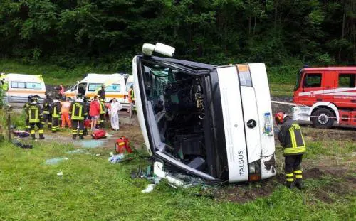 Bus carico di bimbi si ribalta Decine di feriti, tre sono gravi