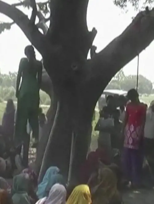 Orrore senza fine in India Sorelle stuprate e impiccate