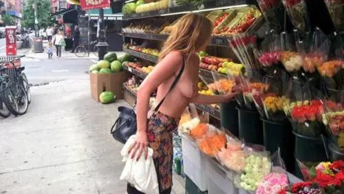 Scout Willis in topless per protesta per le strade di New York