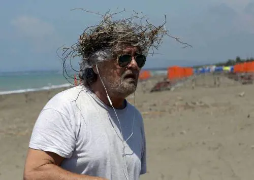 Grillo in riva al mare con una corona di spine