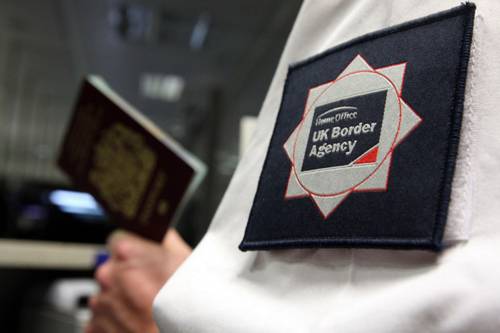 Il Pd raddoppia la tassa sui passaporti