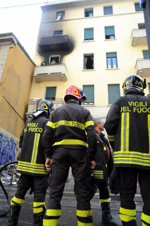 Palazzo in fiamme per una candela:  15 persone evacuate