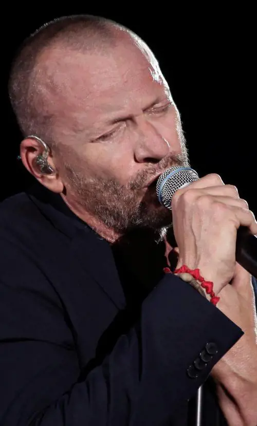 Biagio Antonacci è nato a Milano nel '63. Il suo primo successo è stato "Liberatemi" del '92