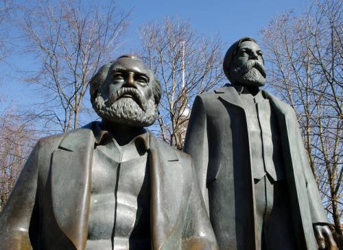 Le statue di Karl Marx (1818-83) e Friedrich Engels (1820-95) a Berlino