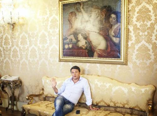 Renzi in jeans a Palazzo Chigi (da La Stampa)