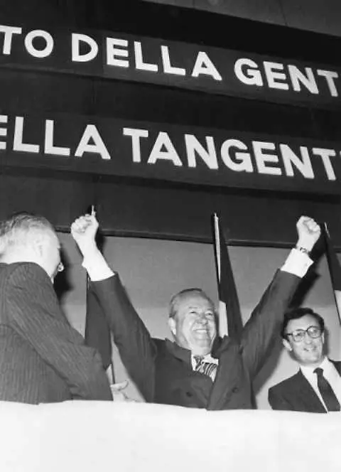 Adesso Fini critica la Le Pen Ma un tempo andava a braccetto con Jean Marie