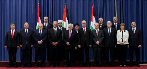 I ministri del nuovo governo palestinese posano con Abbas e Hamdallah