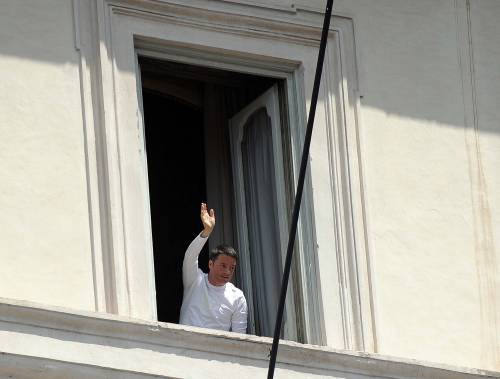 Renzi in maglietta bianca dopo la parata del 2 giugno
