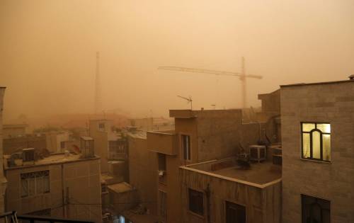 Tempesta di sabbia: cinque morti a Teheran