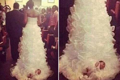 Si sposa con il figlio nello strascico del vestito